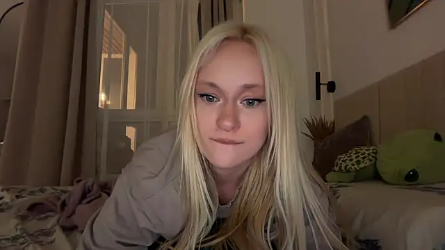 Snapshot of HeyMonkey_ chatting on June 9, 7:15 pm HeyMonkey online show from June 9, 7:15 pm