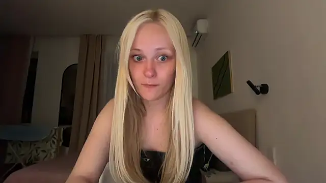 Snapshot of HeyMonkey_ chatting on June 7, 6:35 pm HeyMonkey online show from June 7, 6:35 pm