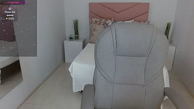 SarayVega  online show from October 15, 7:00 pm