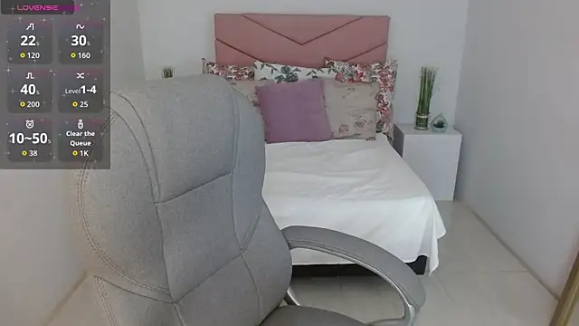 SarayVega  online show from October 25, 7:25 pm