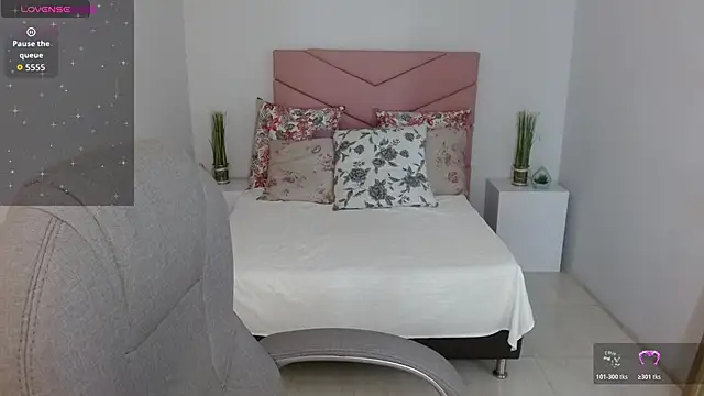 SarayVega  online show from November 6, 7:29 pm