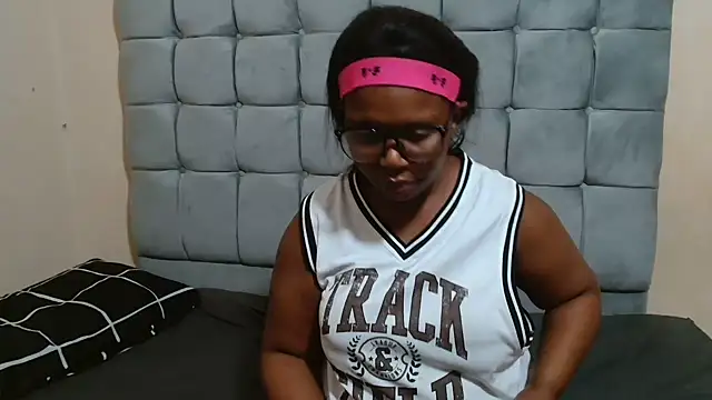 Snapshot of curveAss222 chatting on November 16, 4:01 pm curveAss222 online show from November 16, 4:01 pm