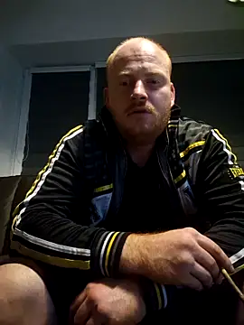 Snapshot of svenni2525 chatting on October 7, 9:27 pm svenni2525 online show from October 7, 9:27 pm