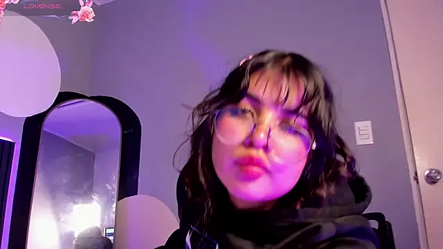 Zara Snow online show from October 2, 3:10 am