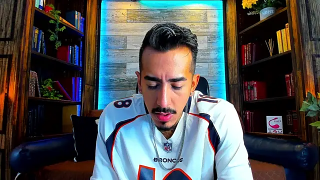 Donovan Desmond online show from December 17, 3:33 am