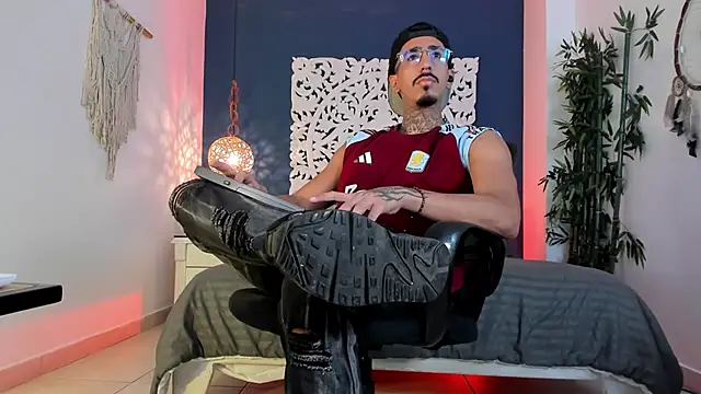 Donovan Desmond online show from March 4, 2:52 am