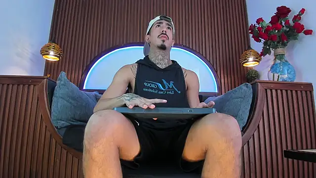 Donovan Desmond online show from November 5, 8:23 pm