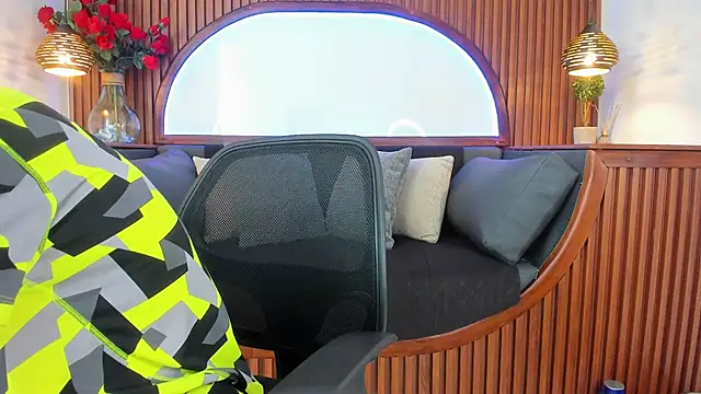 Donovan Desmond online show from December 5, 7:34 pm