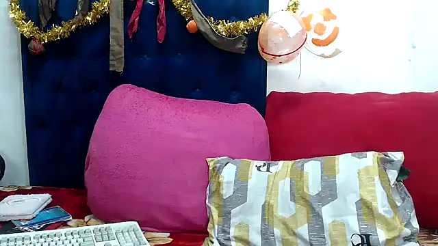 BUNNYCHOWX28 online show from December 18, 9:07 pm