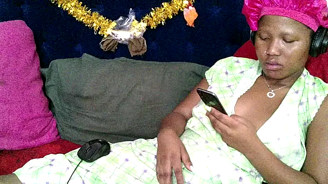 BUNNYCHOWX28 online show from January 6, 8:35 pm