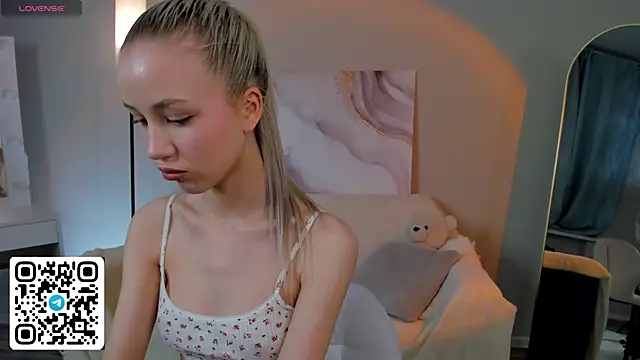 Snapshot of Anellyball chatting on February 18, 10:44 am Anellyball online show from February 18, 10:44 am