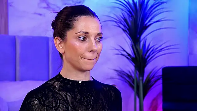 EllyLynn online show from October 19, 8:00 pm