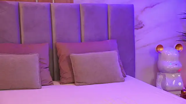 EllyLynn online show from January 12, 8:15 pm