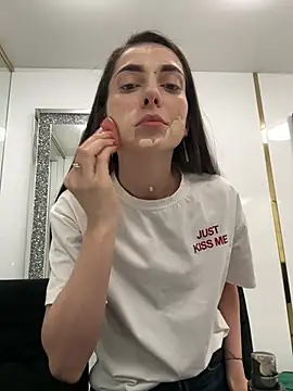 EllyLynn online show from April 13, 5:28 pm