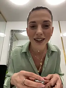 EllyLynn online show from April 4, 5:19 pm