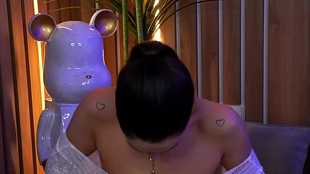 EllyLynn online show from April 18, 7:07 pm