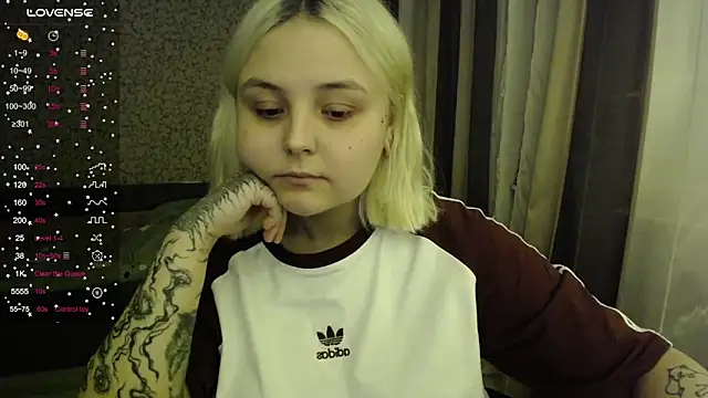 Snapshot of vendymories chatting on October 30, 11:01 pm vendymories online show from October 30, 11:01 pm