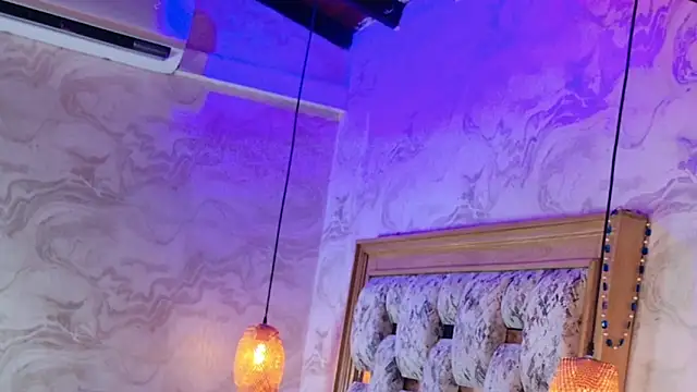 julyana mendez online show from October 22, 8:30 pm