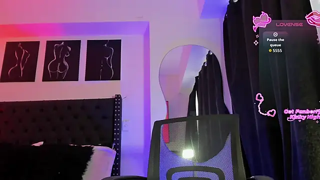 Snapshot of scarlet106 chatting on January 5, 10:02 pm scarlet106 online show from January 5, 10:02 pm