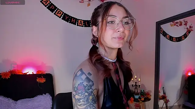 Snapshot of Isis-Blaze chatting on October 28, 8:52 pm Isis-Blaze online show from October 28, 8:52 pm