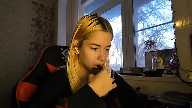 Snapshot of Witching_Moon chatting on December 15, 5:57 am Witching Moon online show from December 15, 5:57 am