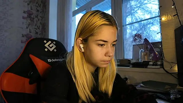 Snapshot of Witching_Moon chatting on December 16, 6:50 am Witching Moon online show from December 16, 6:50 am