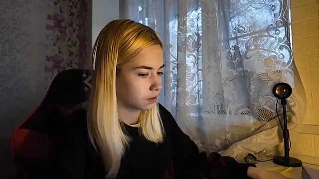 Snapshot of Witching_Moon chatting on November 11, 7:47 am Witching Moon online show from November 11, 7:47 am