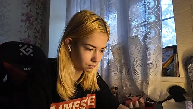 Snapshot of Witching_Moon chatting on October 24, 7:18 am Witching Moon online show from October 24, 7:18 am