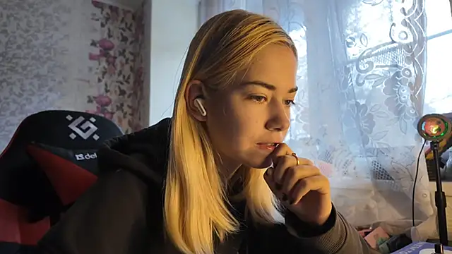 Snapshot of Witching_Moon chatting on October 27, 7:31 am Witching Moon online show from October 27, 7:31 am