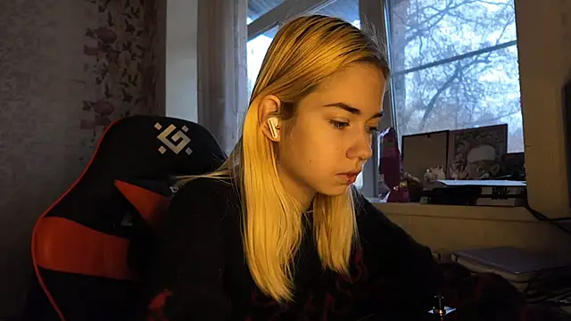 Snapshot of Witching_Moon chatting on November 29, 8:03 am Witching Moon online show from November 29, 8:03 am