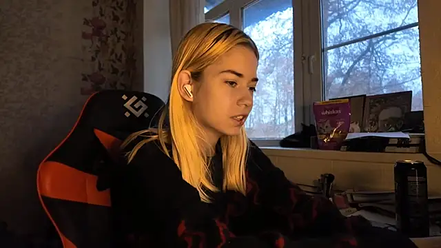 Snapshot of Witching_Moon chatting on December 3, 7:08 am Witching Moon online show from December 3, 7:08 am