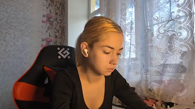 Snapshot of Witching_Moon chatting on November 5, 7:33 am Witching Moon online show from November 5, 7:33 am