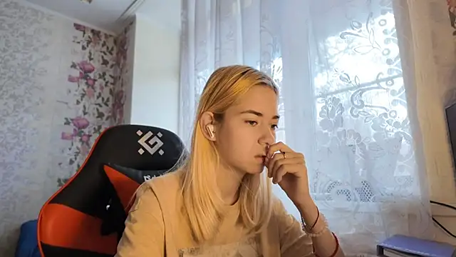 Snapshot of Witching_Moon chatting on November 13, 7:45 am Witching Moon online show from November 13, 7:45 am