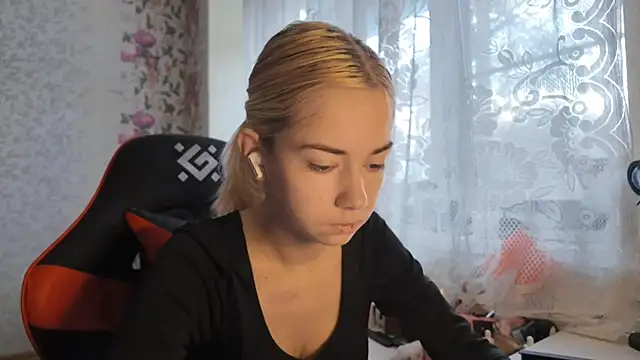 Snapshot of Witching_Moon chatting on November 6, 7:23 am Witching Moon online show from November 6, 7:23 am