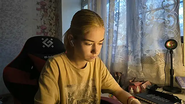 Snapshot of Witching_Moon chatting on October 31, 7:27 am Witching Moon online show from October 31, 7:27 am