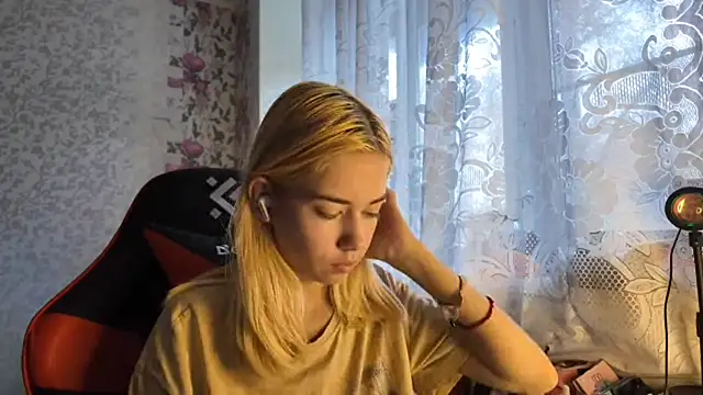 Snapshot of Witching_Moon chatting on October 29, 7:51 am Witching Moon online show from October 29, 7:51 am