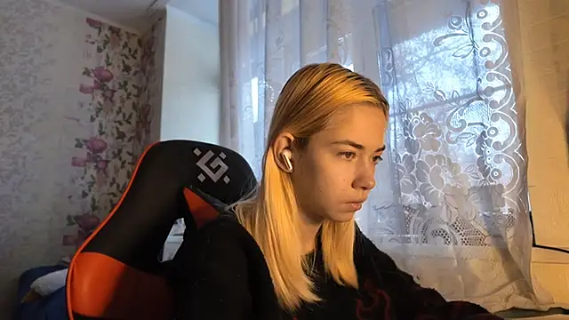 Snapshot of Witching_Moon chatting on November 17, 7:56 am Witching Moon online show from November 17, 7:56 am