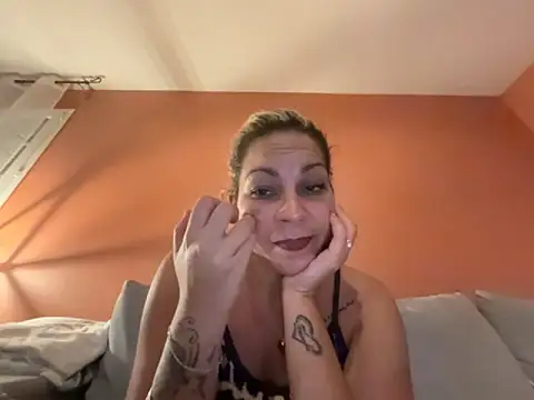 minettedusud online show from September 18, 8:34 pm