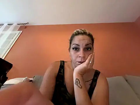 minettedusud online show from September 18, 7:22 am