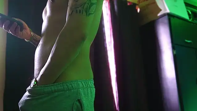 Snapshot of AlphaMasterXxx chatting on February 5, 1:29 pm AlphaMasterXxx online show from February 5, 1:29 pm