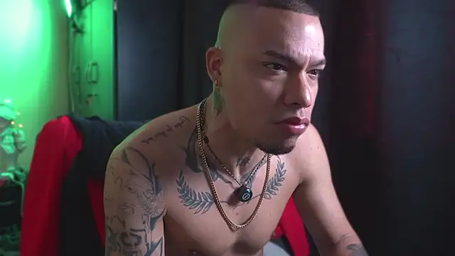 Snapshot of AlphaMasterXxx chatting on February 26, 3:56 pm AlphaMasterXxx online show from February 26, 3:56 pm