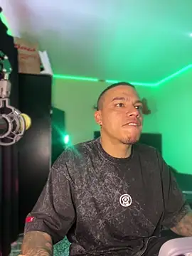 Snapshot of AlphaMasterXxx chatting on January 18, 6:11 pm AlphaMasterXxx online show from January 18, 6:11 pm