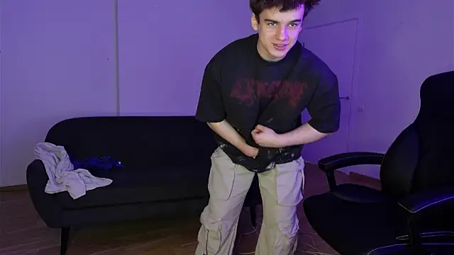 Snapshot of Ricky_Becko chatting on December 16, 4:33 pm Ricky Becko online show from December 16, 4:33 pm