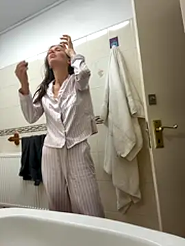 MilaRenee online show from December 3, 7:52 am