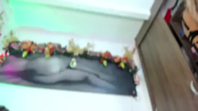 Snapshot of sophie_004 chatting on November 18, 7:28 pm sophie 004 online show from November 18, 7:28 pm