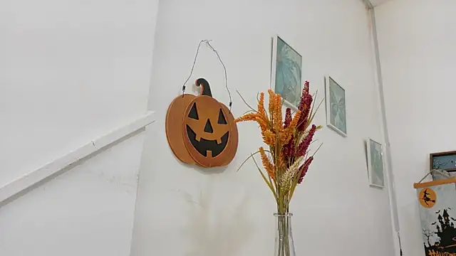 Snapshot of Lizbeth_Rouse chatting on October 31, 11:29 am Lizbeth Rouse online show from October 31, 11:29 am