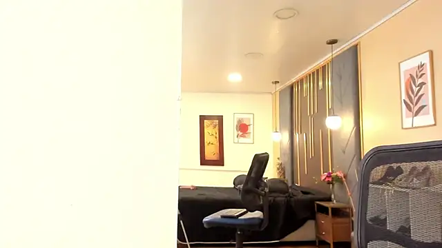 OliviGrace online show from March 6, 9:10 pm