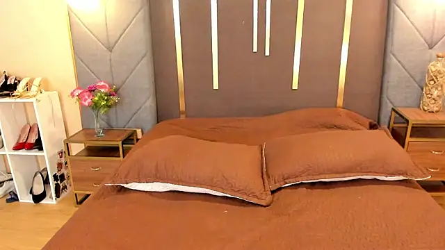 OliviGrace online show from March 1, 9:15 pm