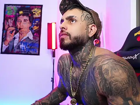 Snapshot of logan_hugh8 chatting on October 31, 6:10 am logan hugh8 online show from October 31, 6:10 am