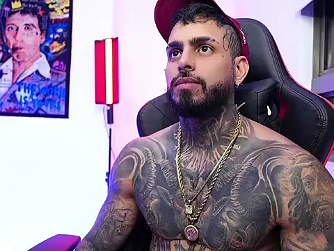 Snapshot of logan_hugh8 chatting on November 6, 4:16 am logan hugh8 online show from November 6, 4:16 am